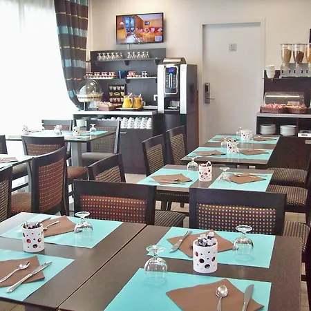 Nemea Aeroport Aparthotel